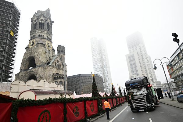 圖為「柏林血案」的貨櫃車被拖離現場之後，停在柏林地標建築紀念教堂旁邊。（TOBIAS SCHWARZ/AFP/Getty Images）