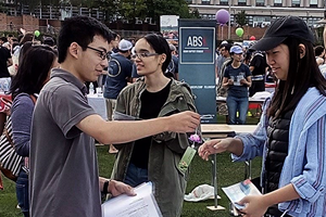 美波士頓大學社團博覽會 青年學子喜見法輪功