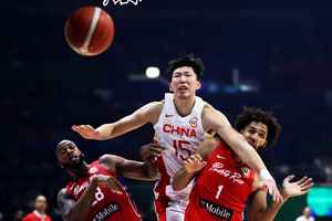 廣東男籃對陣廣廈 周琦因肘擊被驅逐