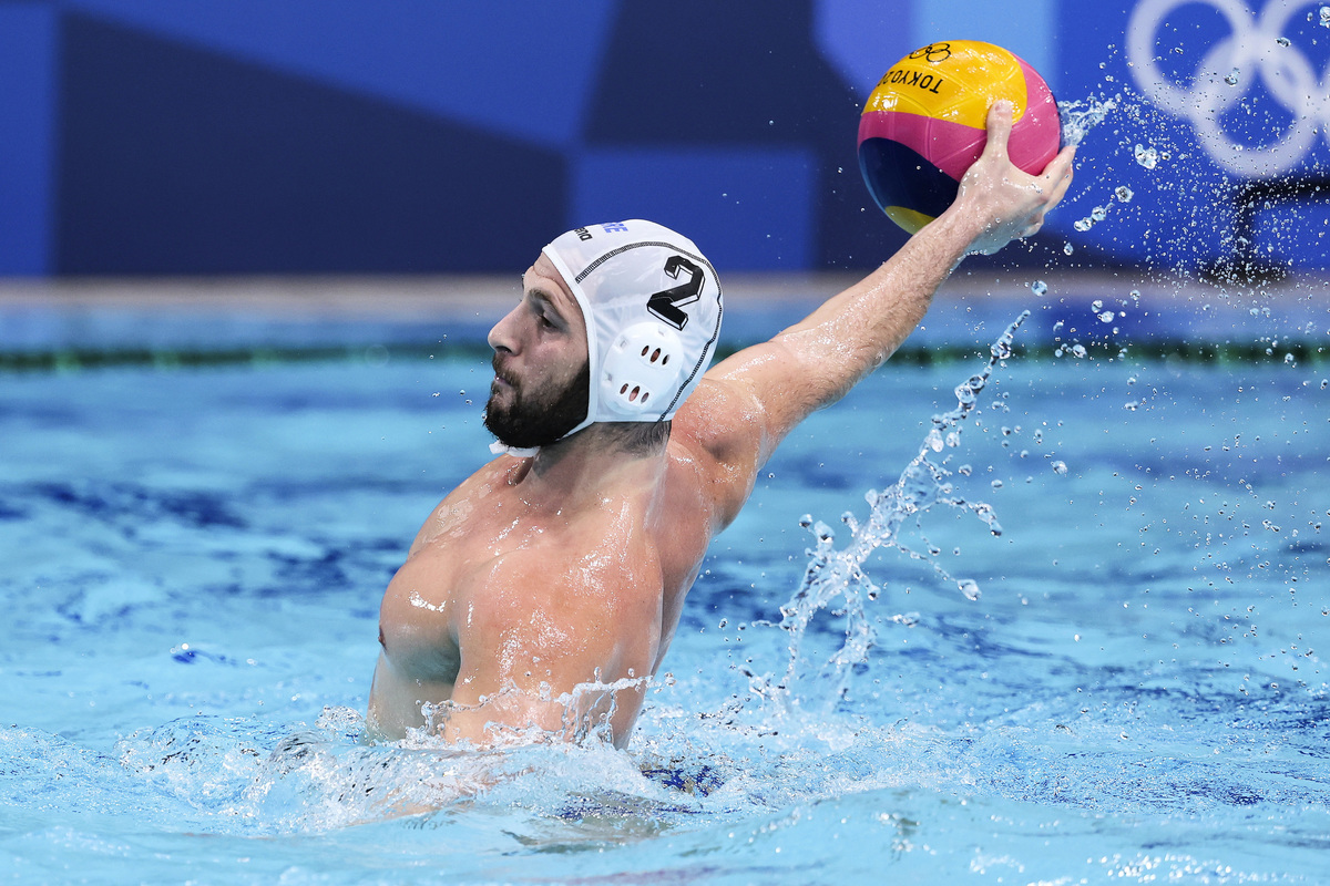 東京奧運奪下銀牌的希臘水球隊表示，他們將捐出半數獎金，給全國各地野火中蒙受損失的災民。圖為希臘對匈牙利準決賽中，希臘隊員正在進攻。（Maddie Meyer/Getty Images）