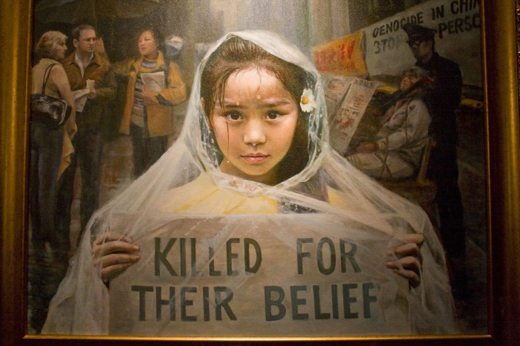 藝術家陳小平的油畫《無罪的呼喚》， 這是華盛頓特區的亞歷克斯畫廊展出的法輪大法藝術家的幾幅畫作之一。（范麗莎／大紀元）