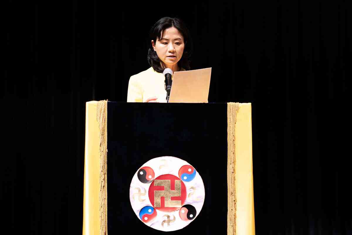 2025年8月10日,三藩市法輪大法佛學會在聖馬刁市希爾斯代爾劇院(San Mateo Hillsdale Theater)召開法輪大法修煉心得交流會。灣區一家科技公司高管楊女士在發言。(周容/大紀元)