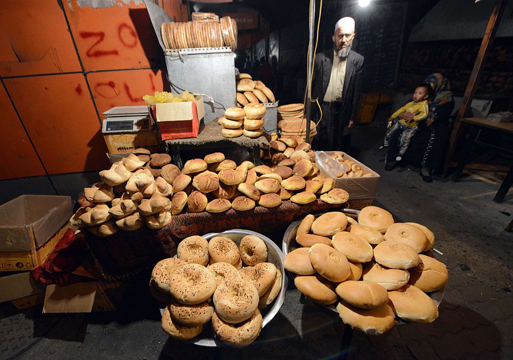曾經烏魯木齊街頭的新鮮烤饢的小吃攤已不復存在。饢對維吾爾族人就像法式長棍麵包之於法國人一樣或不可缺。（GOH CHAI HIN/AFP/Getty Images）