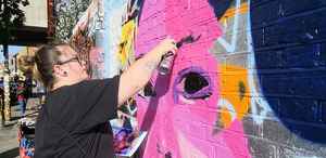 倫敦塗鴉牆現白紙運動 引中國遊客打卡