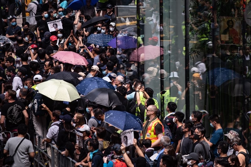 8月31日，香港基督徒發起在灣仔修頓球場為香港罪人林鄭月娥祈福大遊行。圖為大批民眾在遮打花園，準備前往聖若瑟座堂祈禱。（PHILIP FONG/AFP/Getty Images）