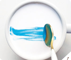 用湯匙將藍色色膏滴在忌廉上，再以湯匙的背面把它鋪開。（台灣廣夏提供）