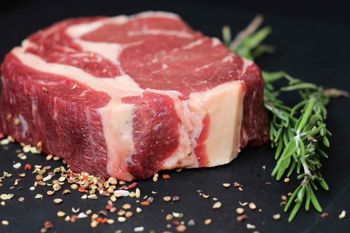 研究顯示，人體攝取太多蛋白質，尿液可能會污染環境。圖為富含蛋白質的生牛肉。（Pixabay）