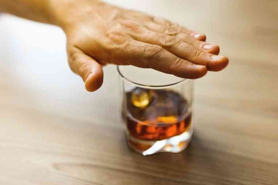 研究：飲酒過量損腦白質 年輕中風風險激增