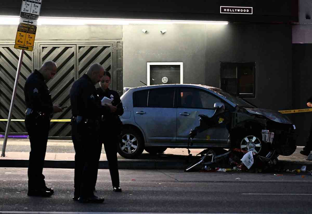 2025年7月19日凌晨,美國加州洛杉磯東荷里活(East Hollywood),一輛汽車衝撞人群後撞毀,警員在事故現場執勤。據洛杉磯消防局通報,事件造成數十人受傷,超過百名消防與急救人員趕赴現場協助救援。(Robyn Beck/AFP via Getty Images)