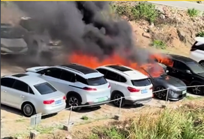 國產電動車阿維塔06突然起火 引燃7輛車