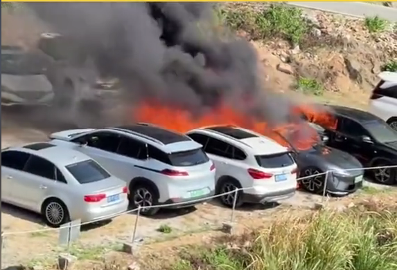 國產電動車阿維塔06突然起火 引燃7輛車