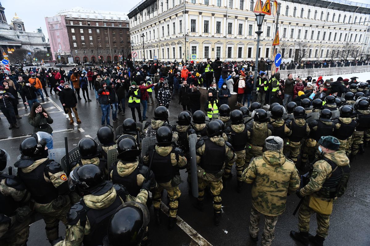 2021年1月31日，俄羅斯聖彼得堡，反對派領袖阿列克謝‧納瓦爾尼（Alexei Navalny）先前遭到政府拘捕，引發民眾上街示威，當局派出大量防暴警察。（OLGA MALTSEVA/AFP via Getty Images）