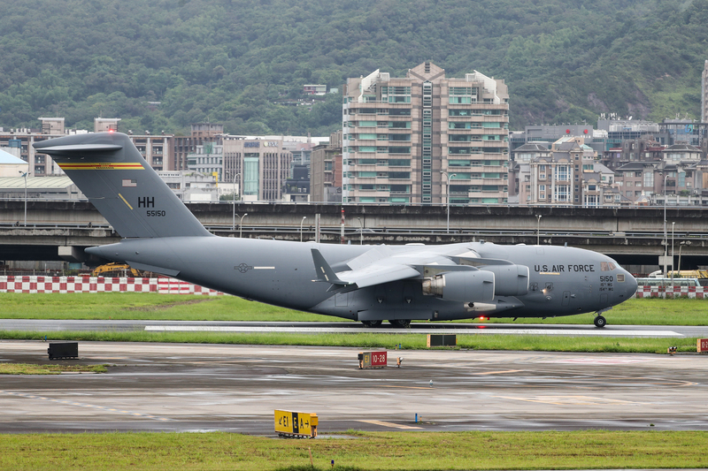 美國聯邦參議院昆斯等三位參議員訪問團搭乘C-17運輸機，2021年6月6日上午7時19分已飛抵松山機場。（中央社）