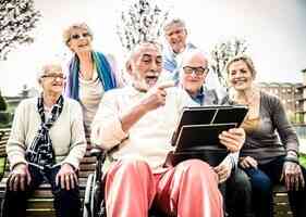 研究:幽默可助老年人應對老化 但注意一點