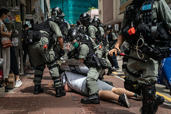 圖為2020年7月1日香港警察抓捕上街遊行反抗「港版國安法」的民眾。（Anthony Kwan/Getty Images）