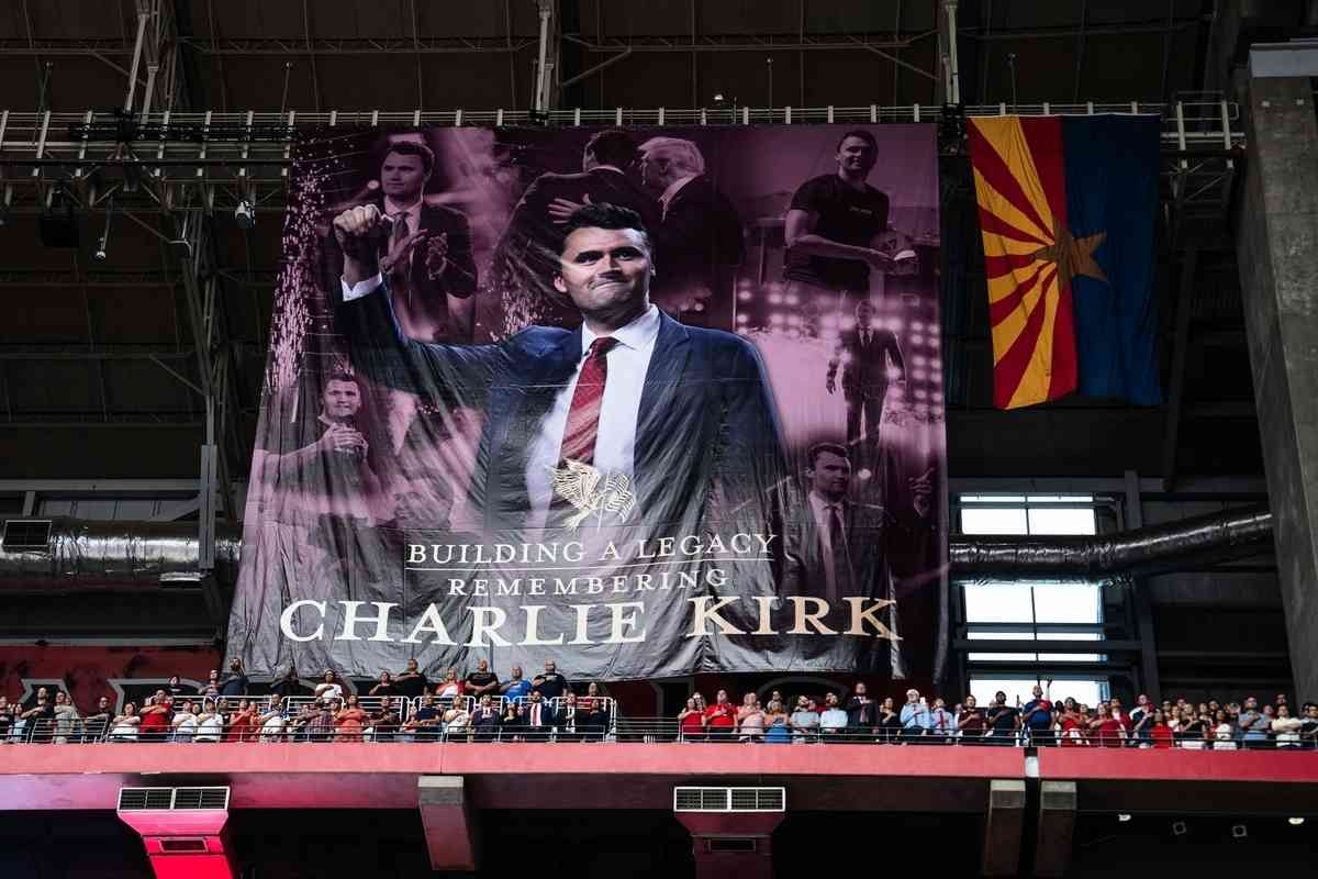 2025年9月21日,美國知名保守派活動家柯克(Charlie Kirk)的追思會,在亞利桑那州格蘭岱爾市的州立農場體育館(State Farm Stadium)舉行,30萬人到場參加。(Madalina Kilroy/大紀元)