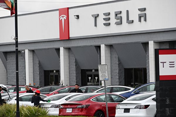 2020年3月24日，Tesla員工在加州伯班克（Burbank）的Tesla陳列室外工作。（ROBYN BECK/AFP via Getty Images）