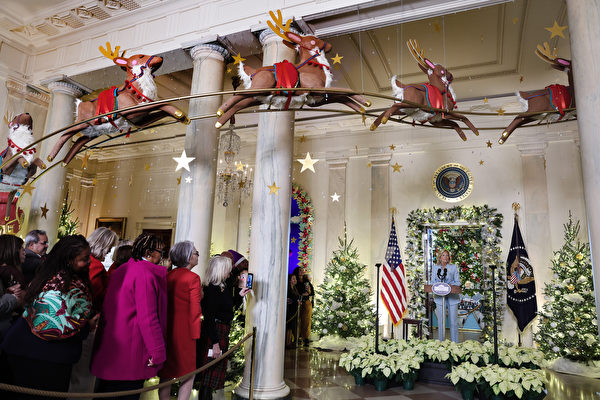 2023年11月27日，第一夫人吉爾拜登在華盛頓特區揭開了2023年白宮節日裝飾的面紗，同時感謝幫助布置裝飾的志願者。今年白宮裝飾的主題是魔力、奇蹟和歡樂，旨在捕捉童年的歡樂和想像。（Kevin Dietsch/Getty Images）