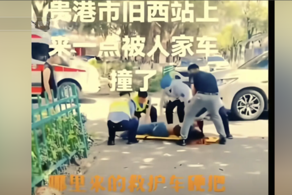 近日廣西貴港市一名女孩被救護車強行帶走,拚命掙扎呼救。(影片截圖)