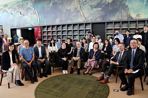 「朝鮮王朝與清宮藝術的交會」特展,10月6日上午在故宮南院3樓圖書館,由國立故宮博物院副院長余佩瑾(前排左1)協同借展單位日本大阪東洋陶磁美術館學藝主任小林仁、荷蘭國立博物館研究員Jeroen ter Brugge,以及國家圖書館曾淑賢館長等人,共同為展覽揭開序幕後大合照。(故宮南院提供)