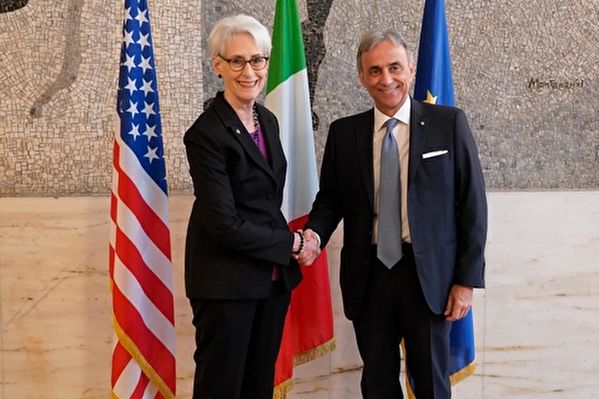 美國副國務卿舍曼2022年12月5日至11日出訪歐洲，圖為舍曼（左）與意大利外交部秘書長謝國宜（右）舉行會談。（圖取自美國副國務卿舍曼推特twitter.com/DeputySecState）