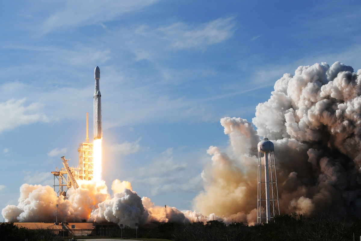 美國太空探索公司SpaceX今年2月6日成功發射世界上最強大的獵鷹重型火箭，送一輛特斯拉跑車進入太空軌道。（JIM WATSON/AFP/Getty Images）