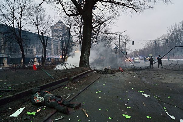 2022年3月1日，基輔主要電視塔遭到俄軍空襲後，一名路人的屍體正仰臥在地上。 （SERGEI SUPINSKY/AFP via Getty Images）