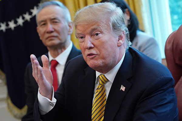 美國總統特朗普4月4日在白宮橢圓辦公室接見中方貿易談判代表，中共國務院副總理劉鶴。（Chip Somodevilla/Getty Images）