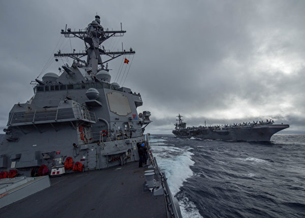 1月12日，美軍驅逐艦約翰·芬恩號（DDG 113，左）與羅斯福號航母（CVN71，右）在西太平洋游弋，2021年中美對抗態勢延續。（美國海軍）