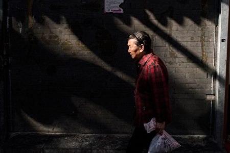 中國一胎化政策導致社會人口老齡化嚴重，而且更有未富先老的慘現象。圖為北京一位老人走過街頭。（FRED DUFOUR/AFP/Getty Images）