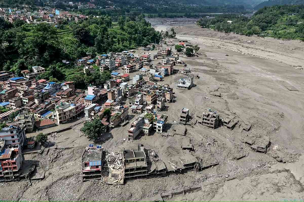 2026年8月26日，尼泊爾努瓦科特縣（Nuwakot）特里蘇里巴扎爾（Trishuli Bazar）發生山洪，河岸邊房屋部份被泥水掩埋。（Prabin Ranabhat/AFP via Getty Images）