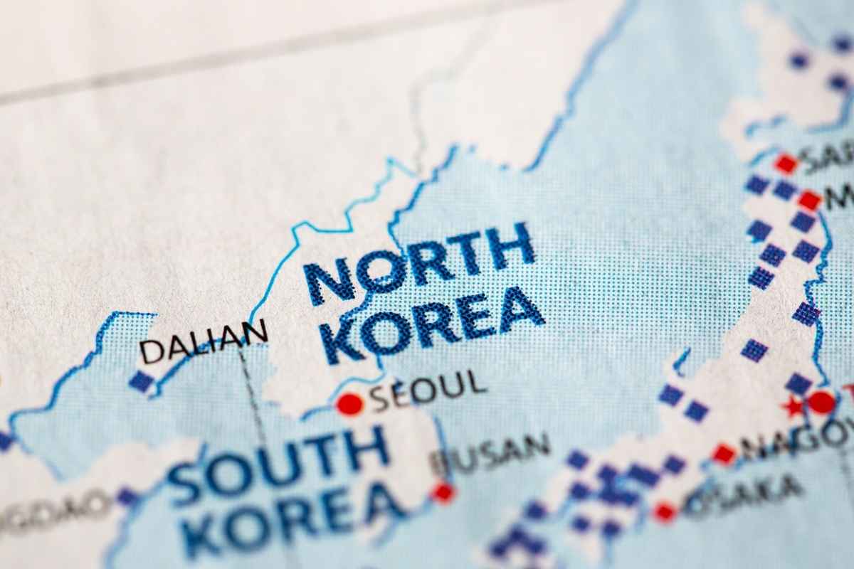 南韓東亞大學教授姜東萬（Kang Dong-wan，音譯）經常到小島上撿拾來自北韓的垃圾，以蒐集有關北韓生活的訊息。此為朝鮮半島的地圖。（Shutterstock）