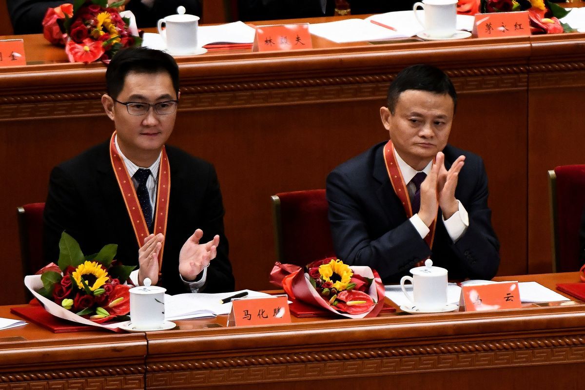 左為騰訊創辦人馬化騰，右阿里巴巴創辦人馬雲出席2018年12月18日北京人民大會堂舉行的改革開放40周年慶典。（WANG ZHAO/AFP via Getty Images）