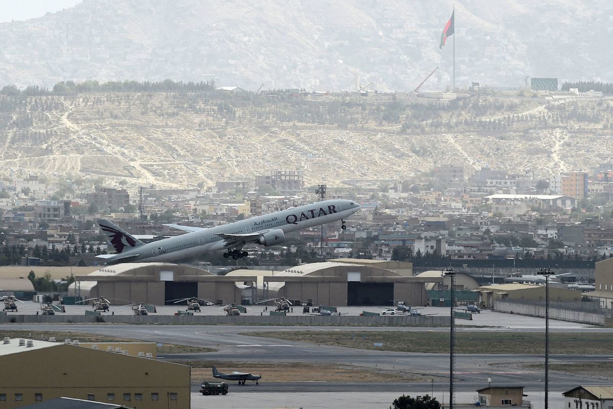  圖為從喀布爾國際機場起飛的客機。（WAKIL KOHSAR/AFP via Getty Images）