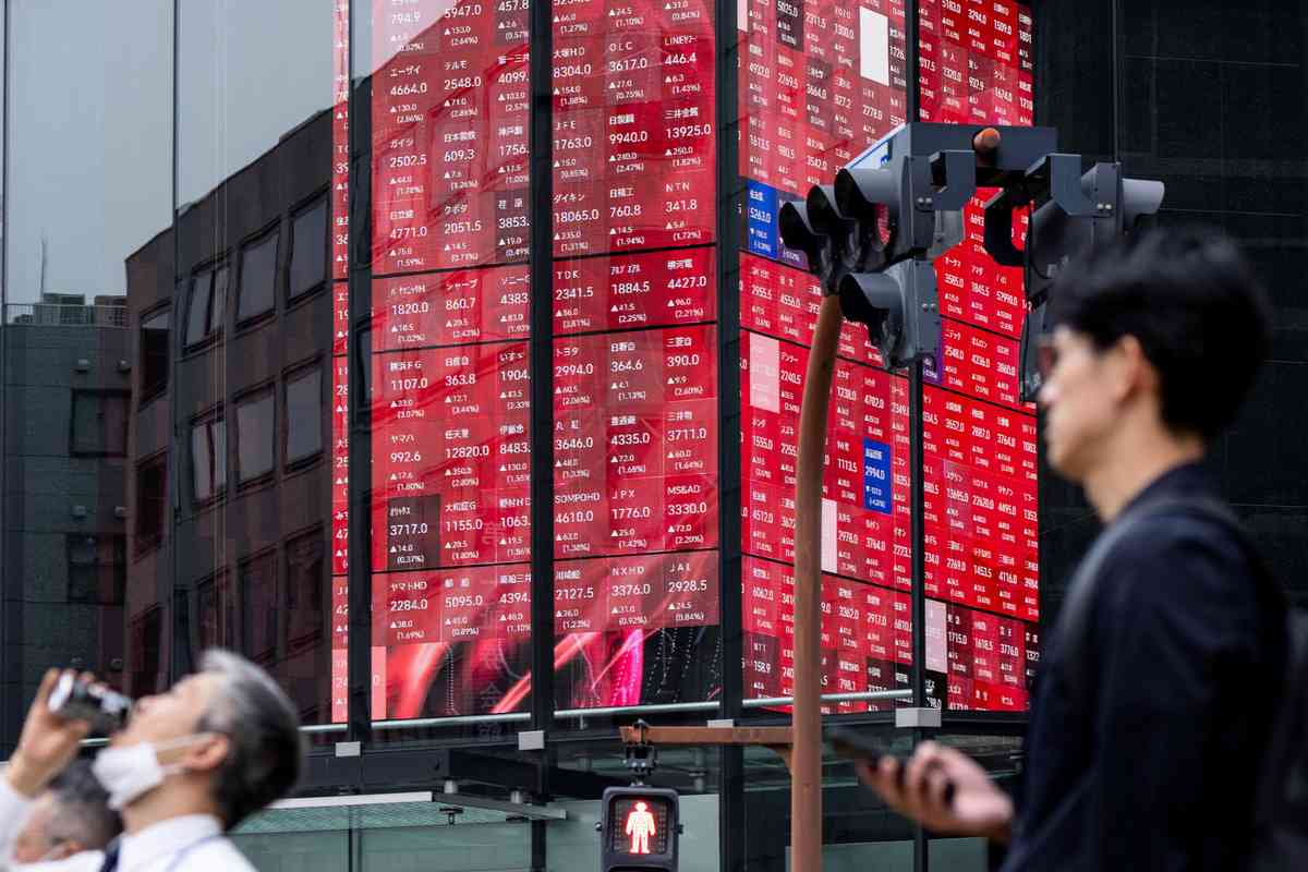 東京證券交易所顯示日經225指數行情。資料圖片。(Kazuhiro NOGI/AFP)