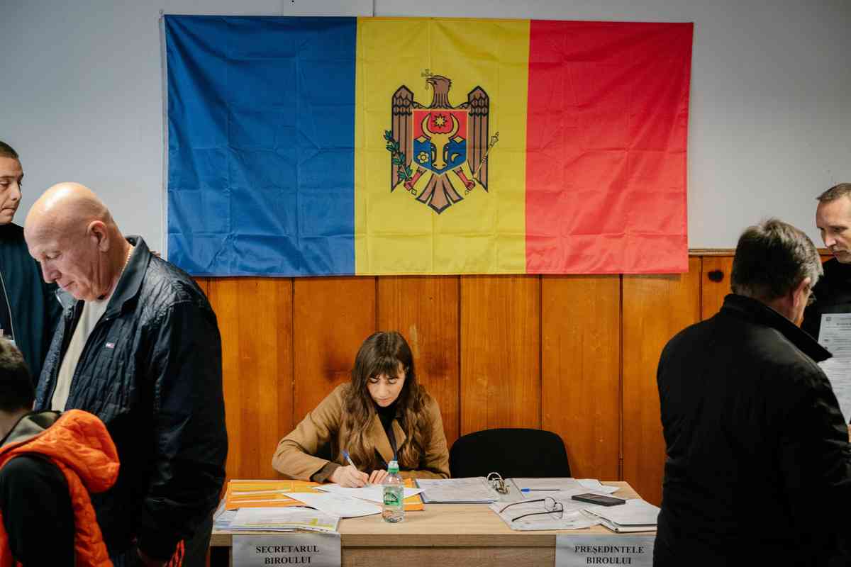 2025年9月28日,摩爾多瓦基希訥烏(Chișinău),一名選舉委員會成員在投票站內填寫報告。當天,摩爾多瓦舉行國會選舉,親歐盟的「行動與團結黨」(PAS)對決兩個親俄政黨——「愛國選舉聯盟」(Patriotic Electoral Bloc)與「另類聯盟」(Alternativa Bloc)。這被認為是一場關鍵的歐俄公投。(Andrei Pungovschi/Getty Images)