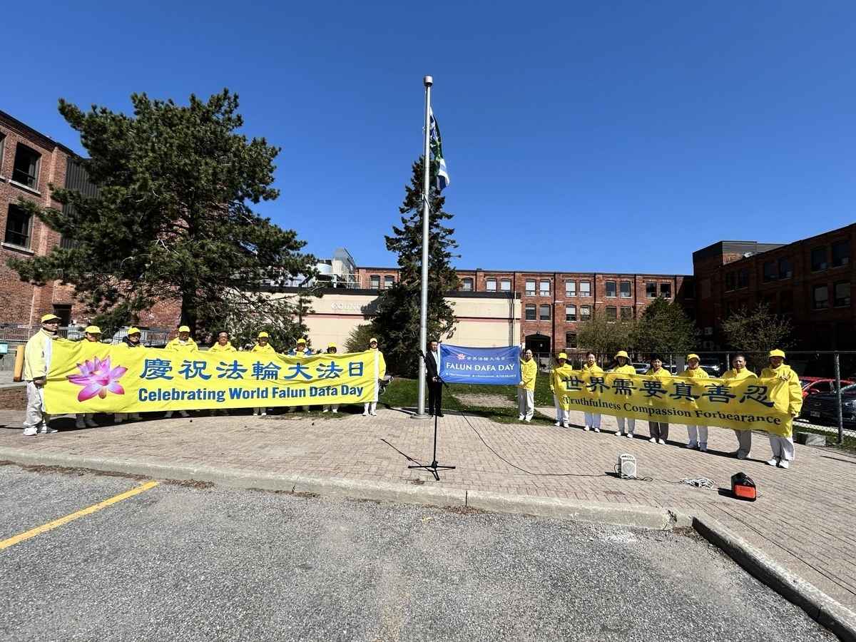 2025年5月12日,安省奧里利亞(Orillia)舉行法輪大法日升旗儀式,市長唐‧麥克薩克(Don Mclsaac)宣讀褒獎函,宣布2025年5月13日為奧里利亞市(Orillia)的「法輪大法日」。(伊鈴/大紀元)