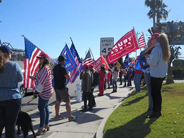 11月9日，居民在橙縣選舉中心集會，要求重新計算加州選票。（李梅／大紀元）