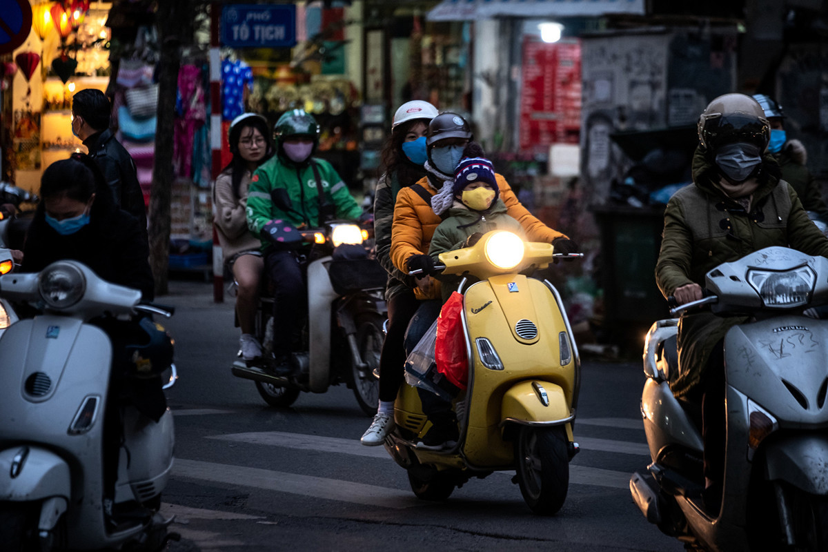 近日，越南交警想出一個間接吹起酒測的辦法。（Linh Pham/Getty Images）