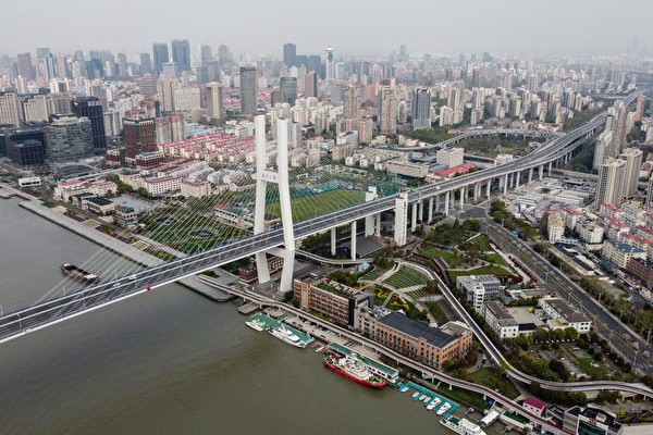 受到疫情影響，上海市宣布「全域靜態管理」，相當於封城。圖為前往浦東區的南浦大橋上空無一車。 （Hector Retamal/AFP via Getty Images）