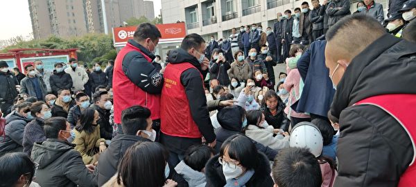 湖北省武漢市江夏區藏龍島要建垃圾處理場，2023年2月3日，居民聚集開發區政府抗議。（影片截圖）