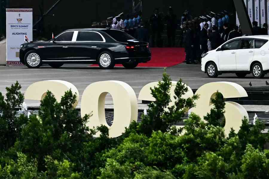 習出席金磚峰會 抗議者追趕專車喊口號（影片）