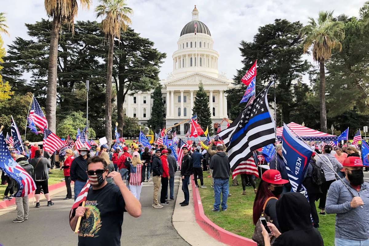 11月7日，數百名來自各地的民眾在加州首府沙加緬度集會，抗議並譴責民主黨大選舞弊。（魏凱西／大紀元）