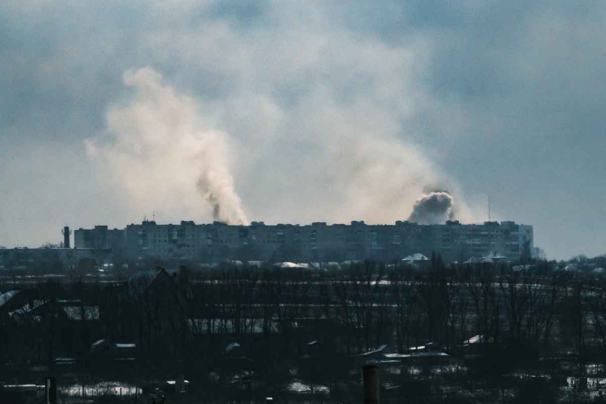 2023年2月16日，烏克蘭巴赫穆特（Bakhmut），俄羅斯軍隊逐步進逼，遠方冒出白煙。（Yasuyoshi Chiba/AFP）