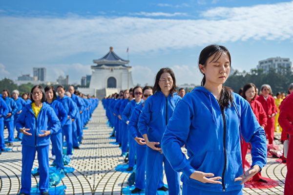  2023年12月9日，有約5,200名來自台灣各地部份法輪功學員，齊聚在中正紀念堂的自由廣場演煉五套功法。（孫湘詒／大紀元）