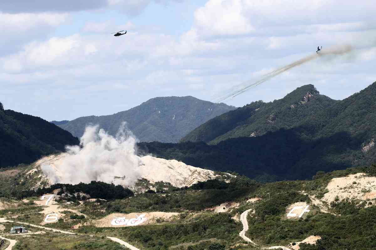 2022年9月20日，南韓抱川市（Pocheon），南韓防務展（DX Korea 2022）前，陸軍參加實彈演習。（Chung Sung-Jun/Getty Images）