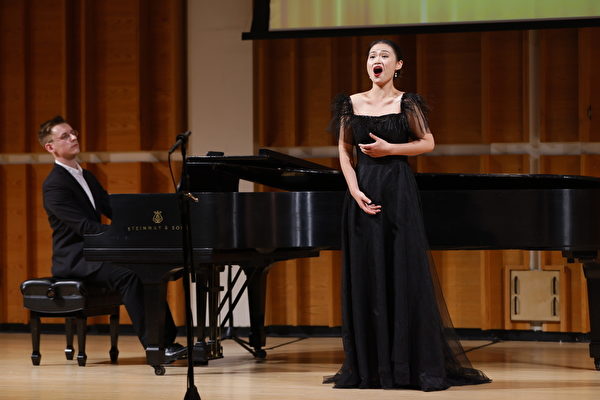 2022年10月2日，第八屆新唐人全世界華人美聲唱法聲樂大賽決賽在曼哈頓舉行。來自加拿大的女聲組選手徐晶晶演唱《幽蘭操》。（連震黎/大紀元）