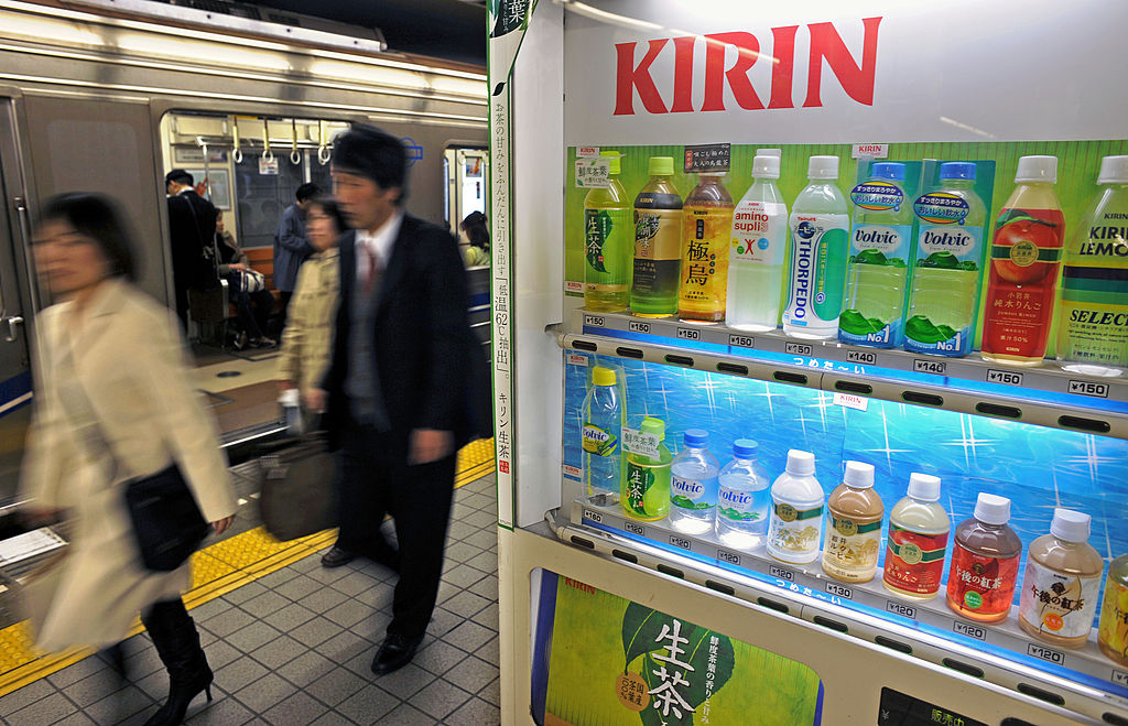 消息稱，日本麒麟控股（Kirin Holdings）計劃以約1000億日圓（8.74億美元）的價格出售其與華潤集團在中國成立的軟飲料合資企業中的所有股份。（Richard A. Brooks/AFP via Getty Images）