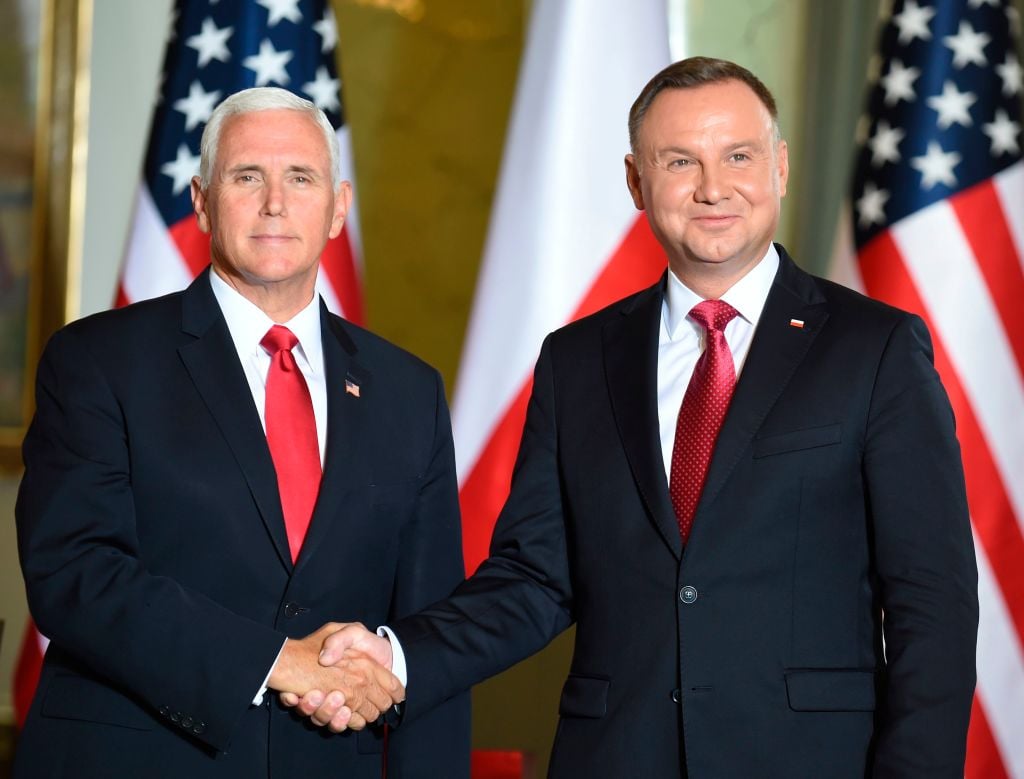 周一（9月2日）正在波蘭出席二戰80周年紀念活動的美國副總統彭斯（Mike Pence），與波蘭簽署了一項關於5G網絡安全的聯合聲明。（JANEK SKARZYNSKI/AFP/Getty Images）
