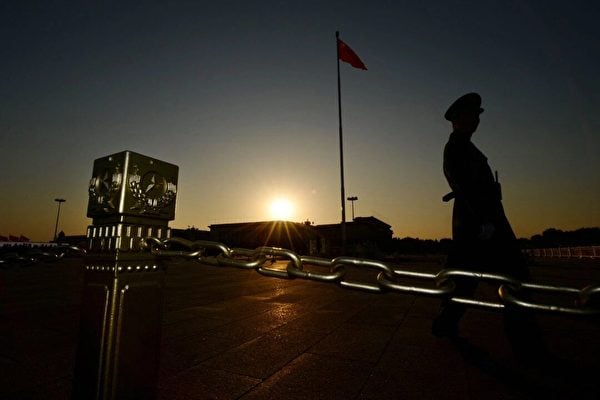 2013年11月12日,北京,一名武警在人民大會堂前的天安門廣場巡邏。(Mark Ralston/AFP via Getty Images)